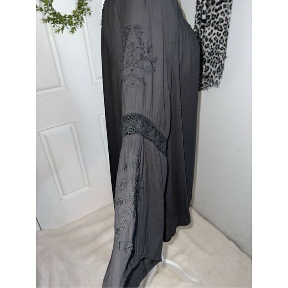 Torrid Bell Sleeve Embroidered Top (Sz 3) - Picture 4 of 7